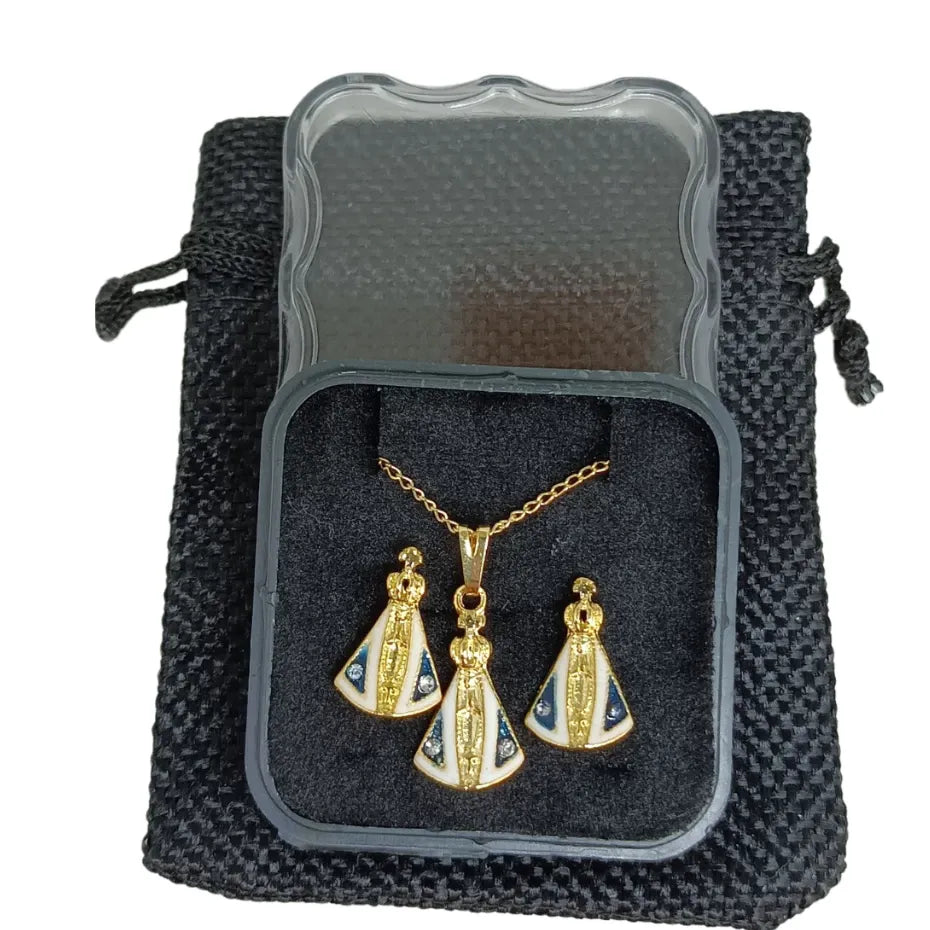 KIT NOSSA SENHORA APARECIDA – COLAR E BRINCOS COM PINGENTE RESINADO BANHADO A OURO