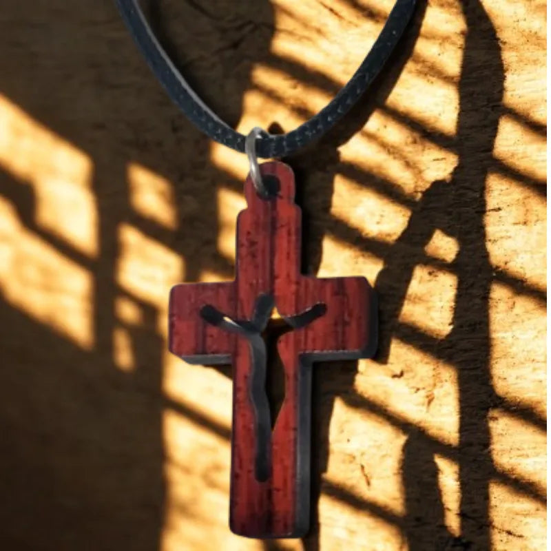 COLAR TERÇO CORDÃO CRUCIFIXO EM MADEIRA COM CRISTO VAZADO