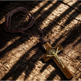 CORDÃO DE MADEIRA COM CRUZ DE JESUS E MEDALHA DE SÃO BENTO RESINADA