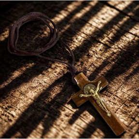 CORDÃO DE MADEIRA COM CRUZ DE JESUS E MEDALHA DE SÃO BENTO RESINADA