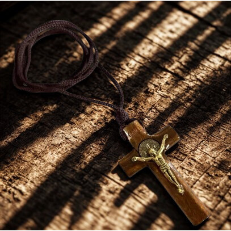 CORDÃO DE MADEIRA COM CRUZ DE JESUS E MEDALHA DE SÃO BENTO RESINADA