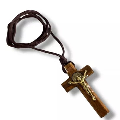 CORDÃO DE MADEIRA COM CRUZ DE JESUS E MEDALHA DE SÃO BENTO RESINADA