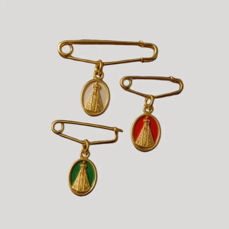 Kit com três pingentes no alfinete de Nossa Senhora Aparecida