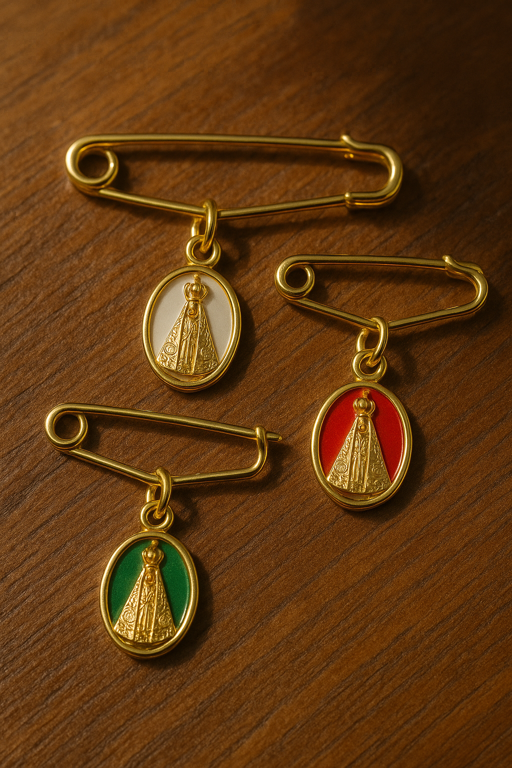 KIT COM TRÊS PINGENTES NO ALFINETE DE NOSSA SENHORA APARECIDA