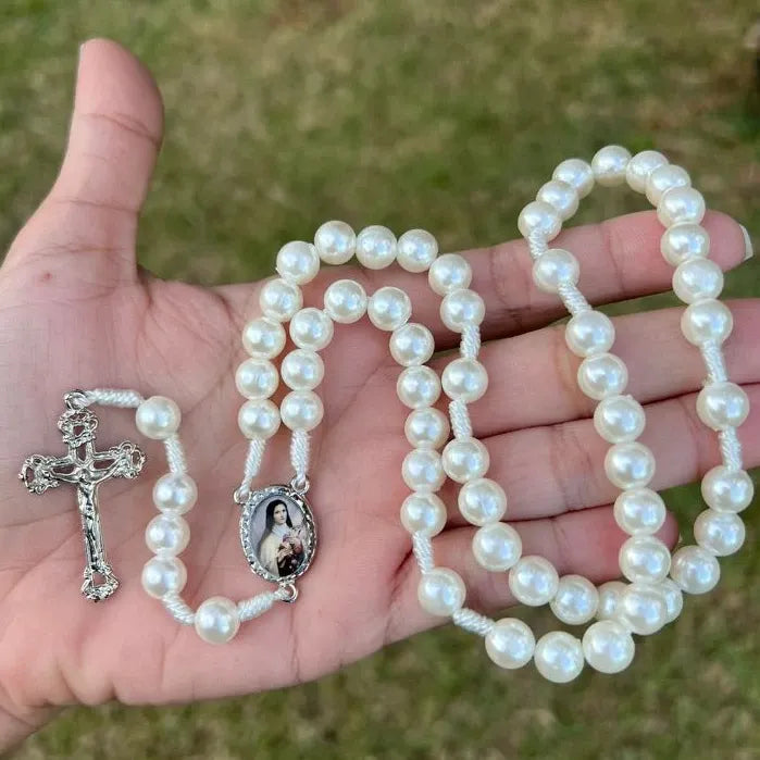 TERÇO SANTA TEREZINHA COM PÉROLA E MEDALHA RESINADA